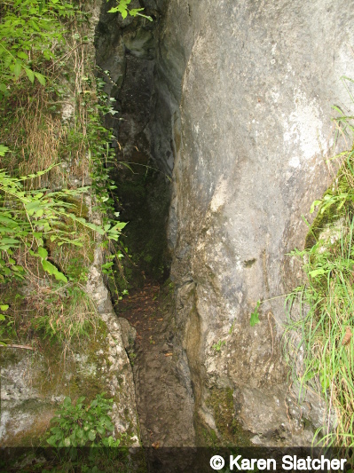 Entrance of  5. Obvious fissure 5m from path